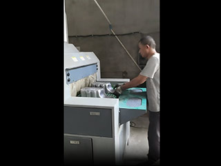 鑫百通壓鑄件輸送式自動噴砂機工作視頻