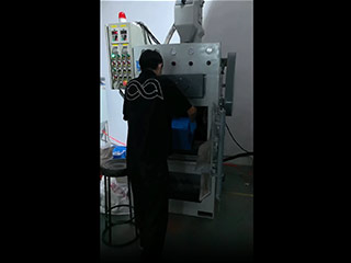 鑫百通滾筒式自動噴砂機工作視頻