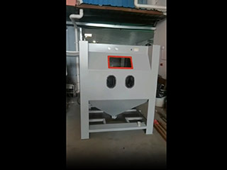 鑫百通五金除銹小型手動噴砂機工作視頻