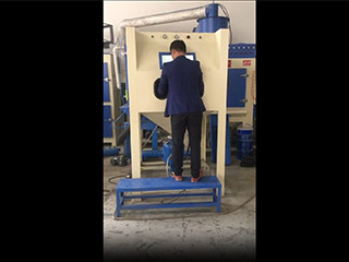 鑫百通小型高壓箱式手動噴砂機工作視頻