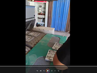 長沙客戶案例：鋁壓鑄件輸送式自動噴砂機(jī)工作視頻